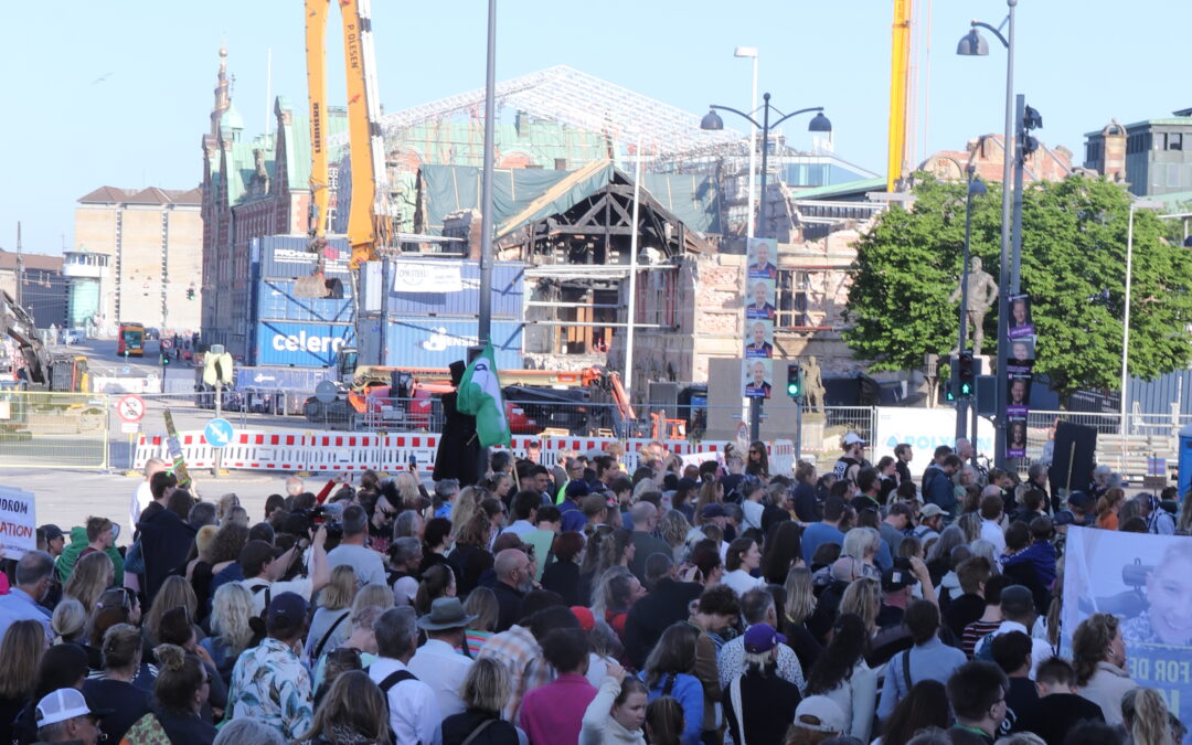 “Undskyld Vi Er Her” demonstration ved Børsen. Nedbrændt som handicappolitikken.