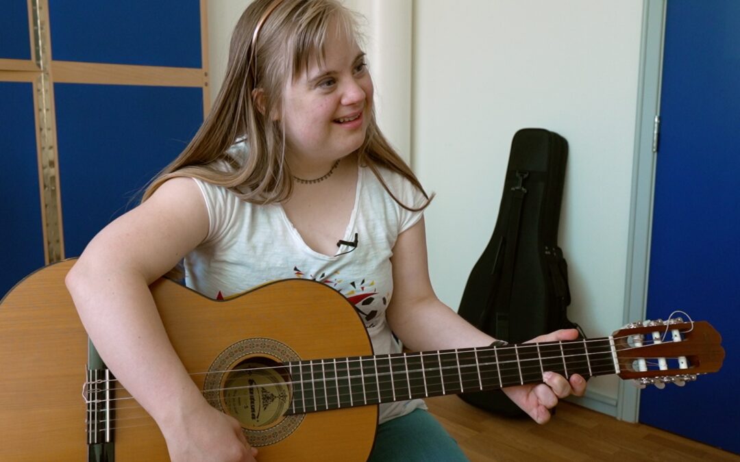 Jette lærer at spille guitar